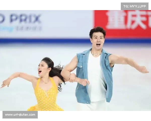 中国杯冰舞赛后观众投掷玩偶,选手与教练互动瞬间